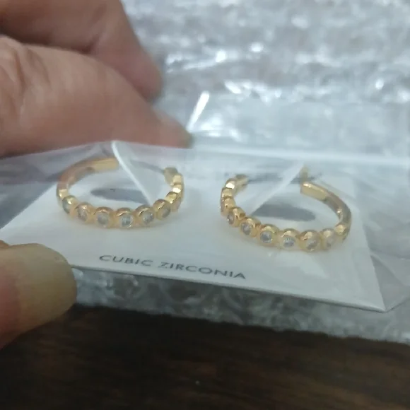 Kate Spade Gold Cubic Zirconia Hoop Earrings New - Picture 2 of 3